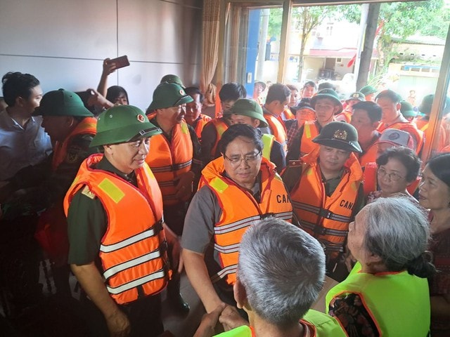 Thủ tướng tới Thái Nguyên thăm hỏi người dân, chỉ đạo khắc phục hậu quả mưa lũ- Ảnh 2. Thủ tướng tới Thái Nguyên thăm hỏi người dân, chỉ đạo khắc phục hậu quả mưa lũ- Ảnh 2.