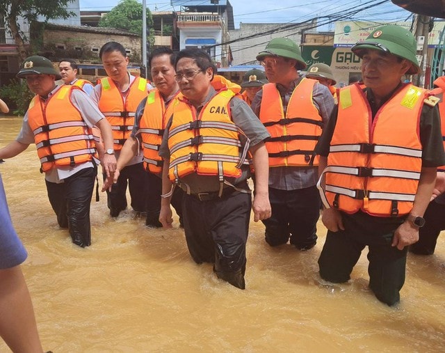 Thủ tướng tới Thái Nguyên thăm hỏi người dân, chỉ đạo khắc phục hậu quả mưa lũ- Ảnh 1. Thủ tướng tới Thái Nguyên thăm hỏi người dân, chỉ đạo khắc phục hậu quả mưa lũ- Ảnh 1.