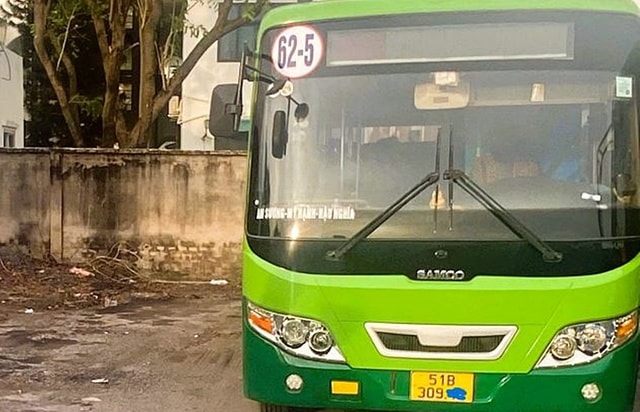'Leo' xe buýt lên vỉa hè, tài xế bị trừ 4 điểm giấy phép lái xe- Ảnh 1. 'Leo' xe buýt lên vỉa hè, tài xế bị trừ 4 điểm giấy phép lái xe- Ảnh 1.