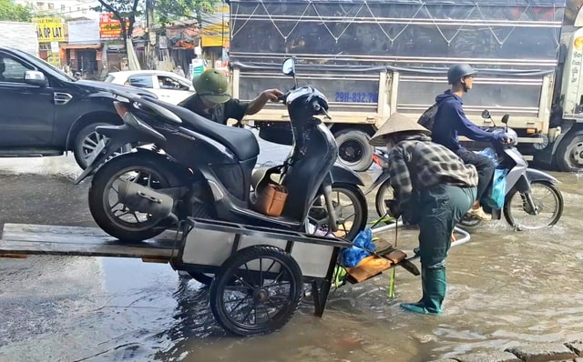 Dịch vụ kéo xe qua đường ngập 'hốt bạc' sau mưa lớn- Ảnh 1. Dịch vụ kéo xe qua đường ngập 'hốt bạc' sau mưa lớn- Ảnh 1.