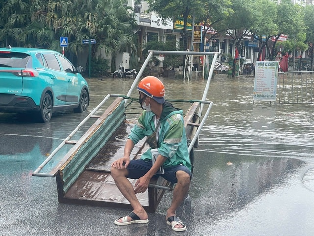 Dịch vụ kéo xe qua đường ngập 'hốt bạc' sau mưa lớn- Ảnh 3. Dịch vụ kéo xe qua đường ngập 'hốt bạc' sau mưa lớn- Ảnh 3.