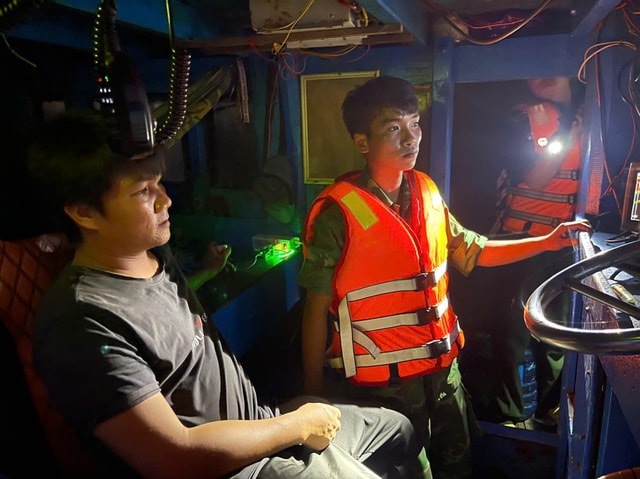Bắt quả tang 2 tàu giã cào bay hoạt động trái phép trên biển- Ảnh 1. Bắt quả tang 2 tàu giã cào bay hoạt động trái phép trên biển- Ảnh 1.