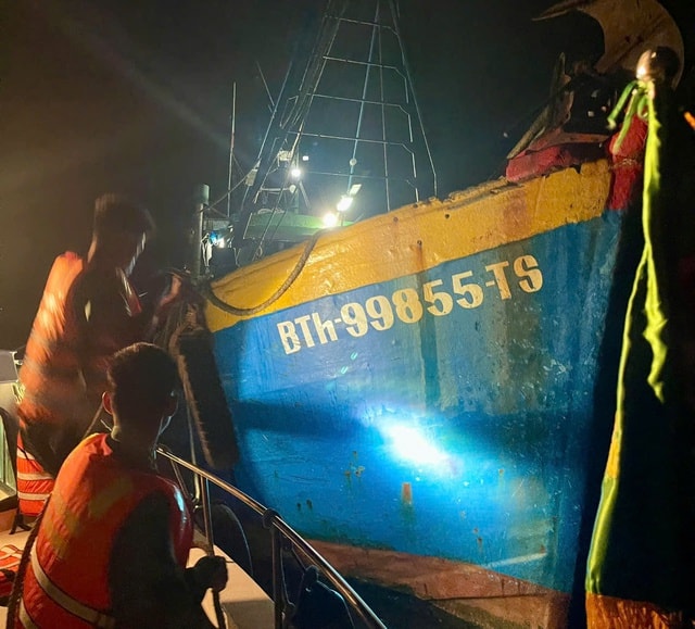 Bắt quả tang 2 tàu giã cào bay hoạt động trái phép trên biển- Ảnh 2. Bắt quả tang 2 tàu giã cào bay hoạt động trái phép trên biển- Ảnh 2.