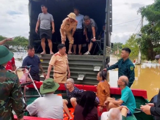 Mực nước sông Cầu vượt báo động 3, Hà Nội sơ tán dân vùng hạ lưu- Ảnh 3. Mực nước sông Cầu vượt báo động 3, Hà Nội sơ tán dân vùng hạ lưu- Ảnh 3.