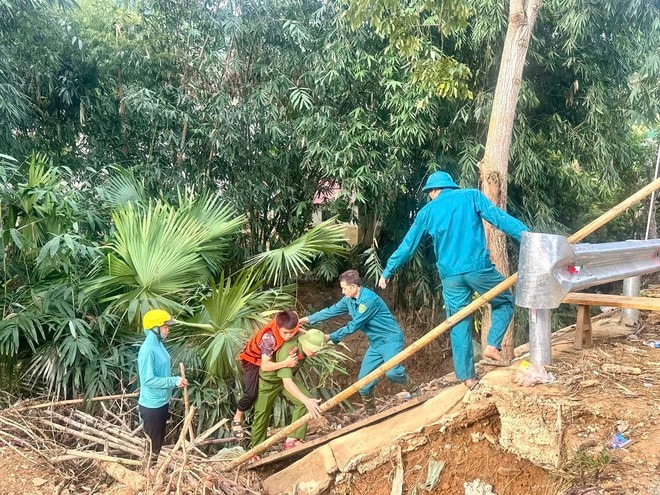 Cầu bị cuốn trôi, bắc ròng rọc đưa thầy trò vượt suối đến trường- Ảnh 6. Cầu bị cuốn trôi, bắc ròng rọc đưa thầy trò vượt suối đến trường- Ảnh 6.