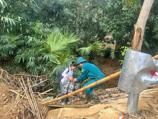 Cầu bị cuốn trôi, bắc ròng rọc đưa thầy trò vượt suối đến trường- Ảnh 7. Cầu bị cuốn trôi, bắc ròng rọc đưa thầy trò vượt suối đến trường- Ảnh 7.