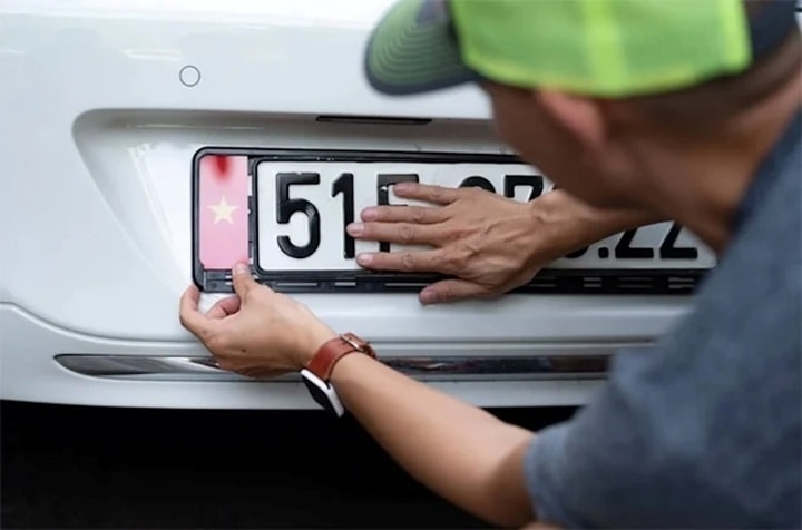 Tài xế cần tìm hiểu các trường hợp bắt buộc cấp lại hoặc cấp đổi biển số và tiến hành làm thủ tục. (Ảnh minh họa)