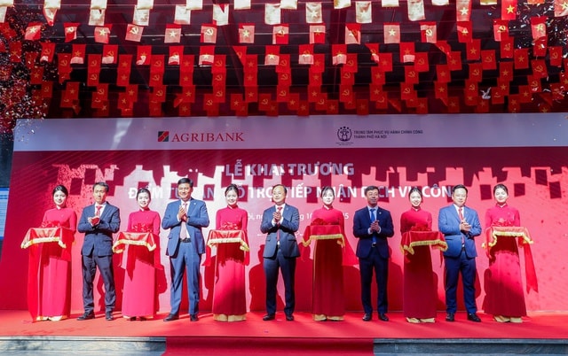Agribank và Trung tâm Phục vụ Hành chính công TP Hà Nội hợp tác triển khai mô hình hỗ trợ người dân thực hiện dịch vụ công tại điểm giao dịch của ngân hàng- Ảnh 4.