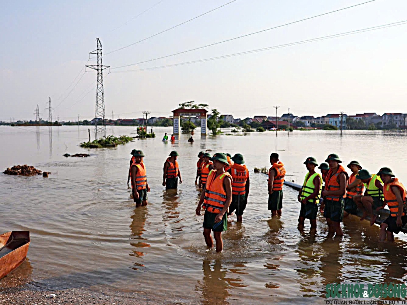 Hà Nội: Nhiều xã chìm giữa biển nước, công an và quân đội khẩn cấp ứng cứu- Ảnh 6. Hà Nội: Nhiều xã chìm giữa biển nước, công an và quân đội khẩn cấp ứng cứu- Ảnh 6.