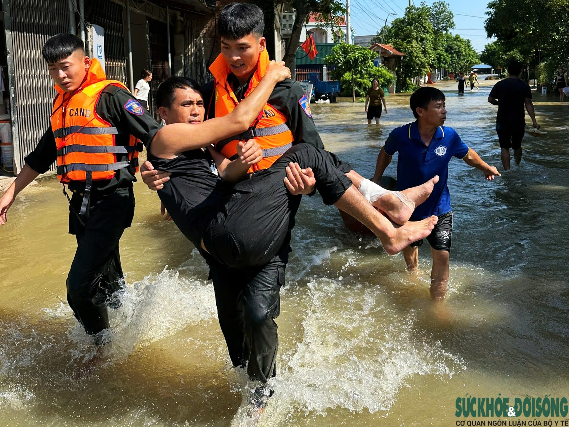 Hà Nội: Nhiều xã chìm giữa biển nước, công an và quân đội khẩn cấp ứng cứu- Ảnh 7. Hà Nội: Nhiều xã chìm giữa biển nước, công an và quân đội khẩn cấp ứng cứu- Ảnh 7.