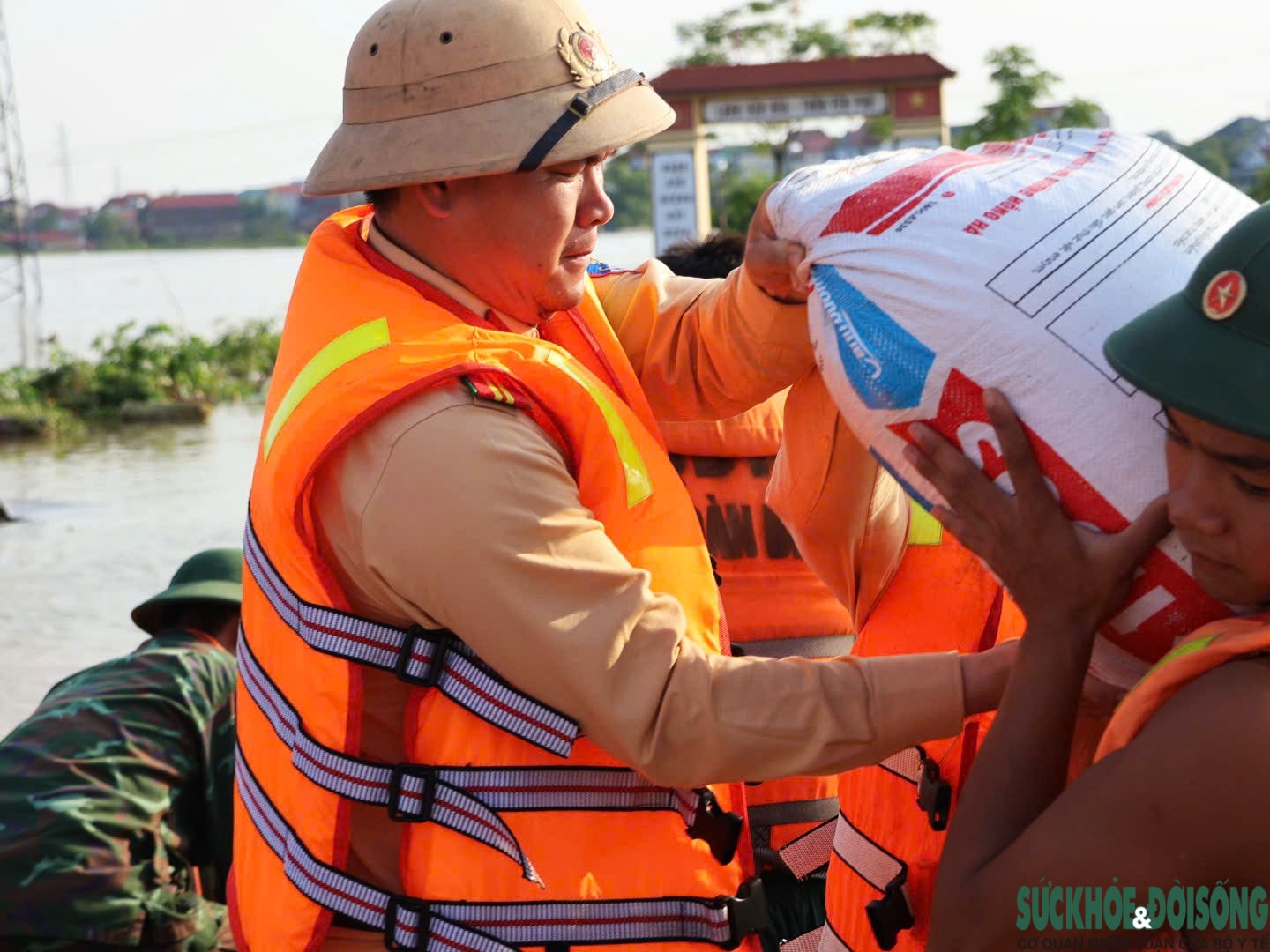 Hà Nội: Nhiều xã chìm giữa biển nước, công an và quân đội khẩn cấp ứng cứu- Ảnh 9. Hà Nội: Nhiều xã chìm giữa biển nước, công an và quân đội khẩn cấp ứng cứu- Ảnh 9.