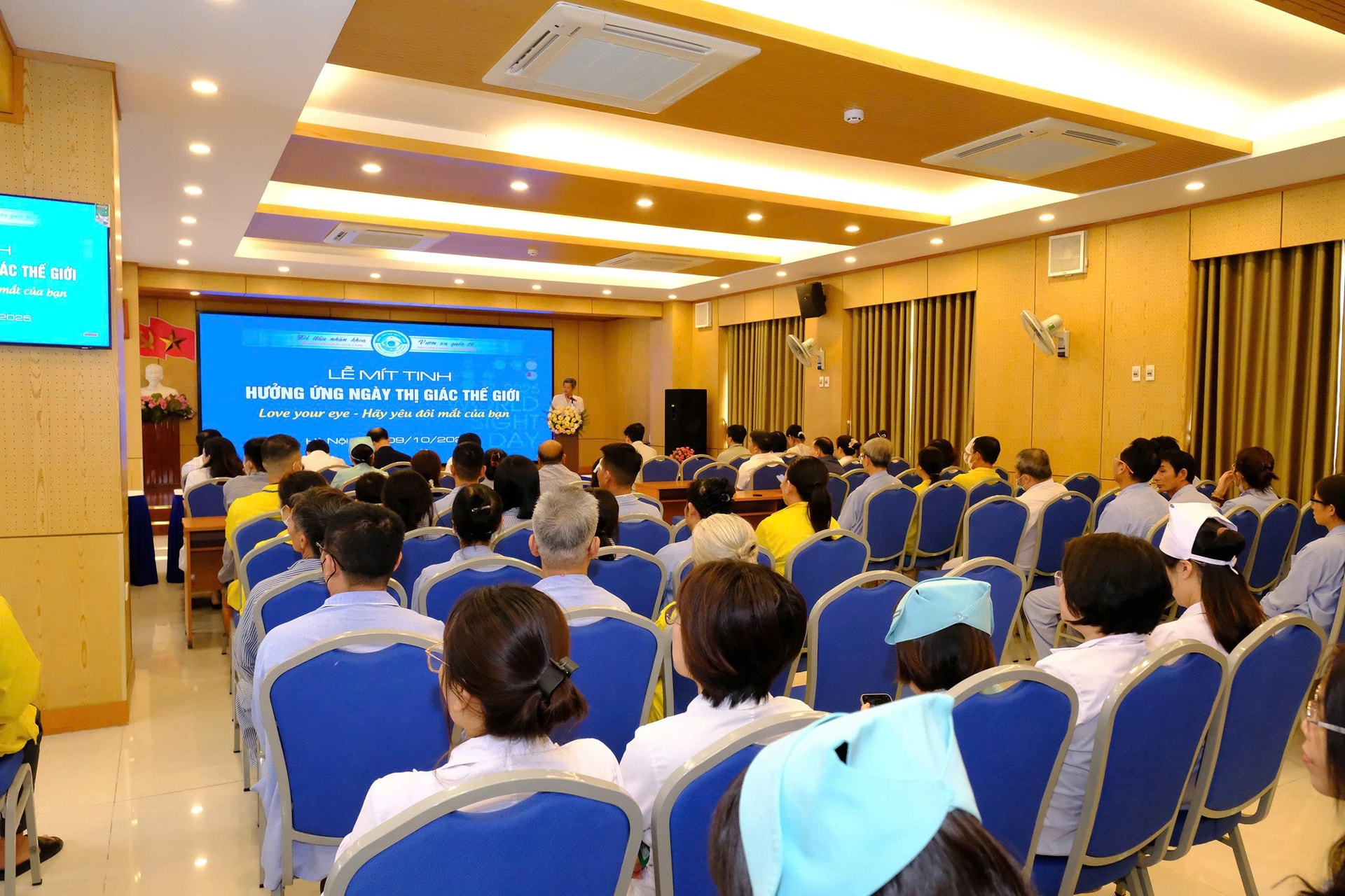 Việt Nam có khoảng 2 triệu người mù, thị lực kém, 1/3 số này không có khả năng điều trị- Ảnh 2. Việt Nam có khoảng 2 triệu người mù, thị lực kém, 1/3 số này không có khả năng điều trị- Ảnh 2.
