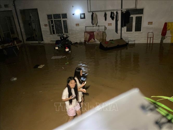 Tình người trong đêm nơi tâm lũ- Ảnh 2. Tình người trong đêm nơi tâm lũ- Ảnh 2.