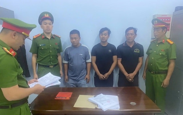 Bắt giữ khẩn cấp nhóm tài xế, phụ xe đánh nhau tại trạm thu phí- Ảnh 1. Bắt giữ khẩn cấp nhóm tài xế, phụ xe đánh nhau tại trạm thu phí- Ảnh 1.