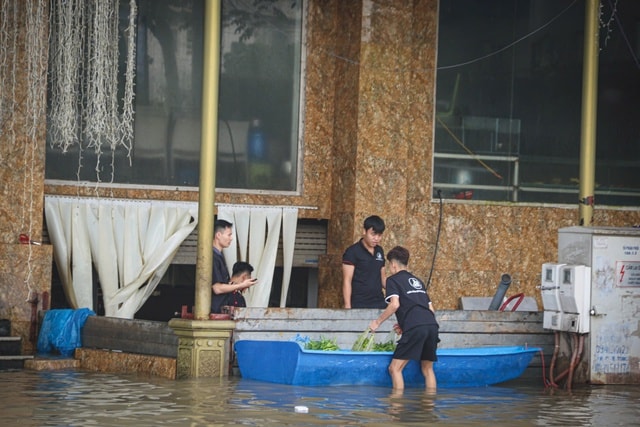 Ngập sâu sau mưa lớn, học sinh Hà Nội được đưa đến lớp bằng 'phương tiện đặc biệt'- Ảnh 4. Ngập sâu sau mưa lớn, học sinh Hà Nội được đưa đến lớp bằng 'phương tiện đặc biệt'- Ảnh 4.