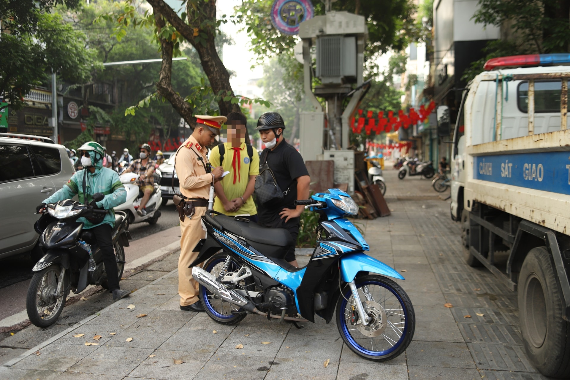 Hà Nội: Nhiều phụ huynh là ‘gương xấu' cho con khi tham gia giao thông- Ảnh 3. Hà Nội: Nhiều phụ huynh là ‘gương xấu' cho con khi tham gia giao thông- Ảnh 3.