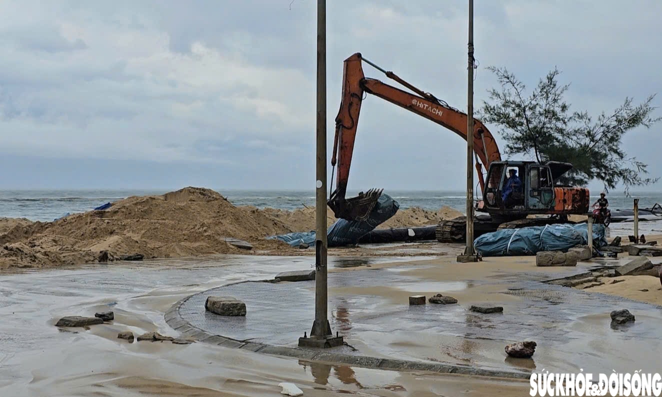 Cận cảnh công trình gia cố khẩn cấp ngăn sạt lở bờ biển ở Huế- Ảnh 5. Cận cảnh công trình gia cố khẩn cấp ngăn sạt lở bờ biển ở Huế- Ảnh 5.