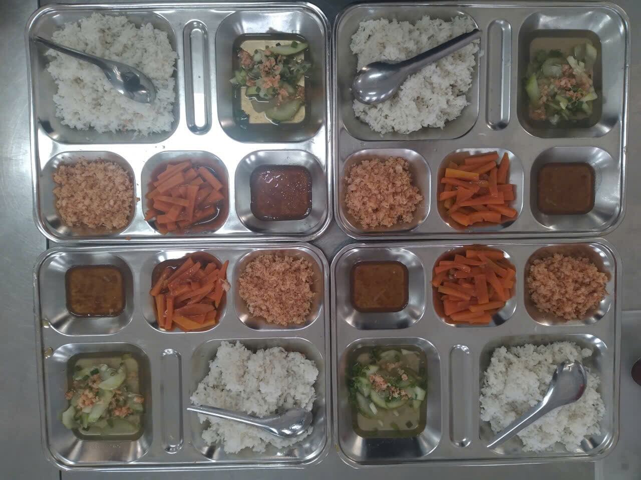 Hiệu trưởng ở Huế lên tiếng về hình ảnh bữa ăn bán trú chỉ có tôm chấy, cà rốt- Ảnh 2. Hiệu trưởng ở Huế lên tiếng về hình ảnh bữa ăn bán trú chỉ có tôm chấy, cà rốt- Ảnh 2.