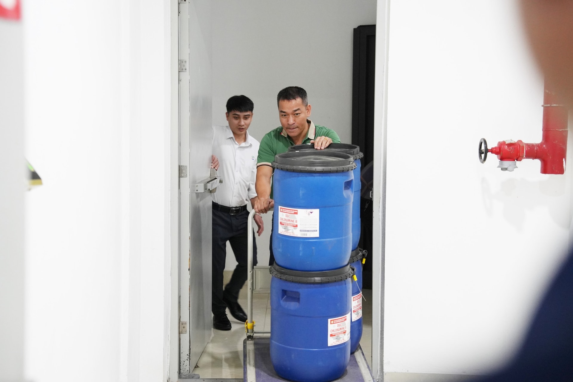 Ngành y tế Quảng Ninh hỗ trợ tỉnh Thái Nguyên 1 tấn Cloramin B phòng chống dịch sau lũ lụt- Ảnh 1. Ngành y tế Quảng Ninh hỗ trợ tỉnh Thái Nguyên 1 tấn Cloramin B phòng chống dịch sau lũ lụt- Ảnh 1.