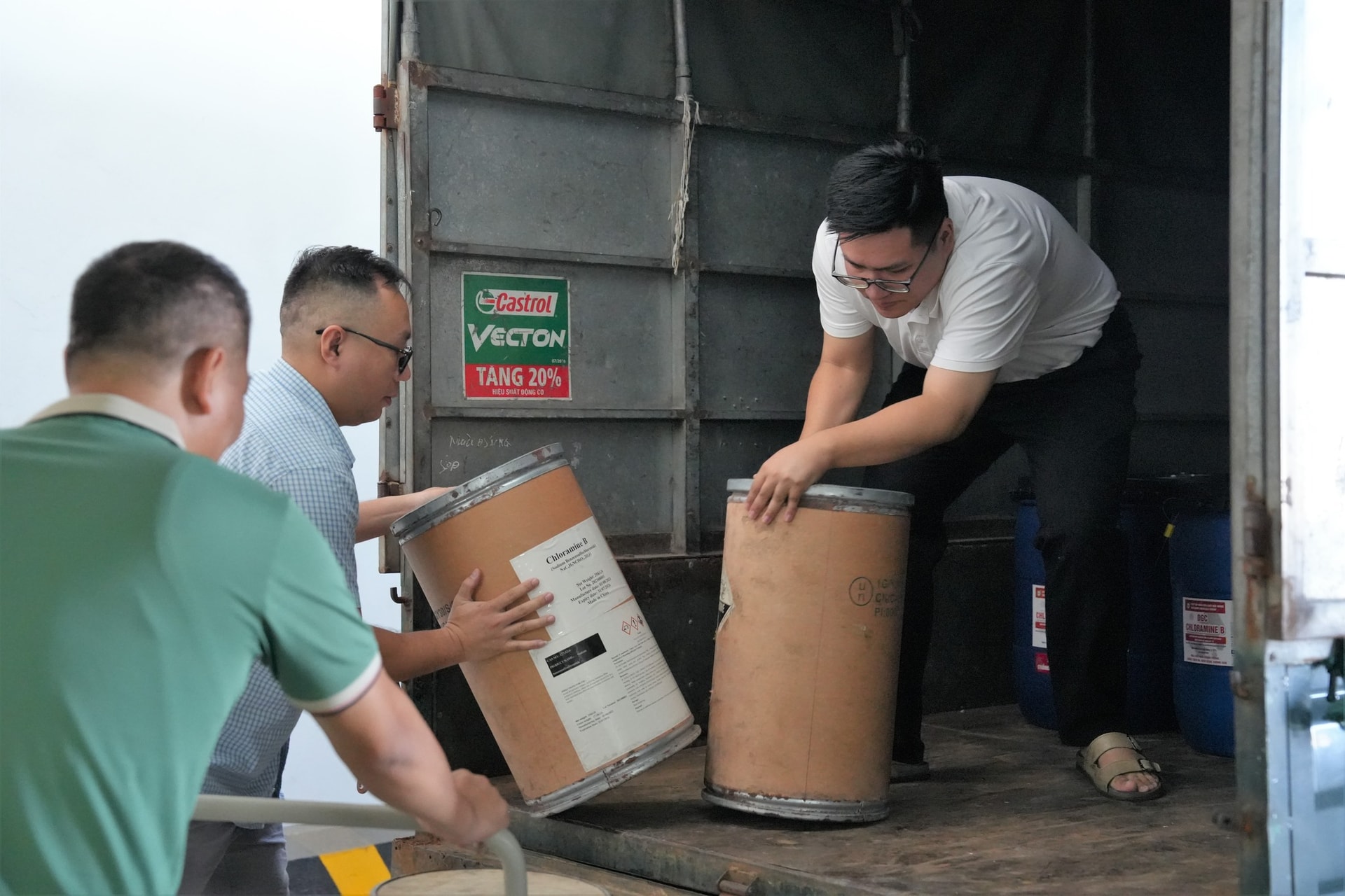 Ngành y tế Quảng Ninh hỗ trợ tỉnh Thái Nguyên 1 tấn Cloramin B phòng chống dịch sau lũ lụt- Ảnh 3. Ngành y tế Quảng Ninh hỗ trợ tỉnh Thái Nguyên 1 tấn Cloramin B phòng chống dịch sau lũ lụt- Ảnh 3.
