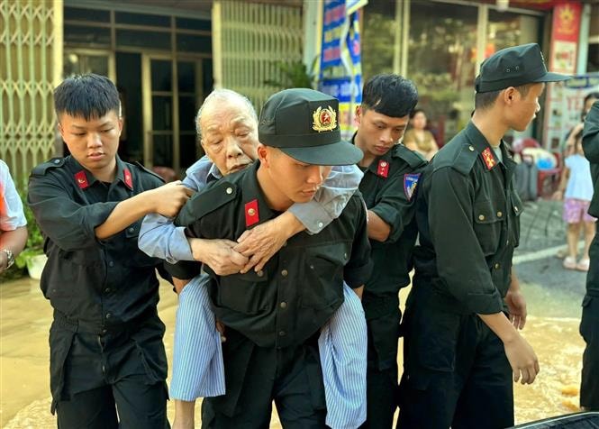 Lật xuồng tại xã Hữu Lũng (Lạng Sơn), 7 cán bộ được cứu an toàn- Ảnh 1. Lật xuồng tại xã Hữu Lũng (Lạng Sơn), 7 cán bộ được cứu an toàn- Ảnh 1.