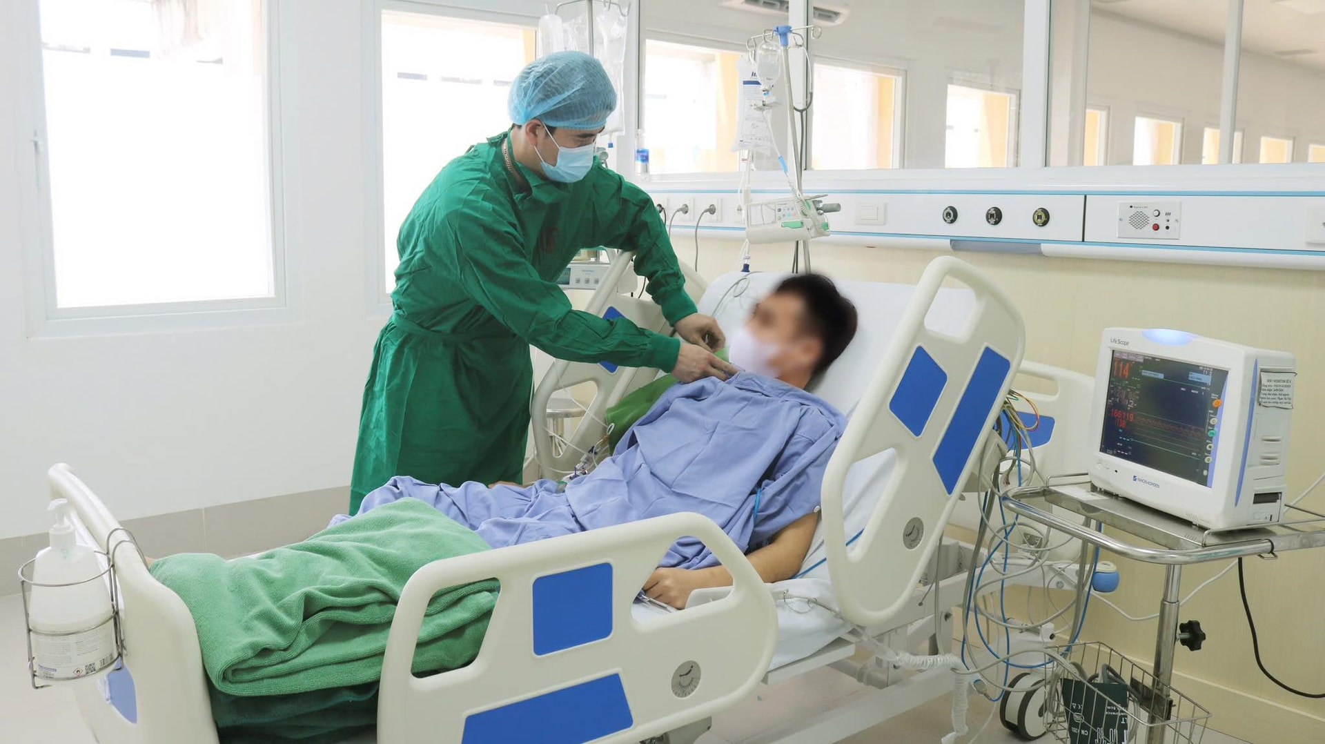 Con trai 28 tuổi được mẹ đẻ tự nguyện hiến thận cứu đã xuất viện- Ảnh 1. Con trai 28 tuổi được mẹ đẻ tự nguyện hiến thận cứu đã xuất viện- Ảnh 1.