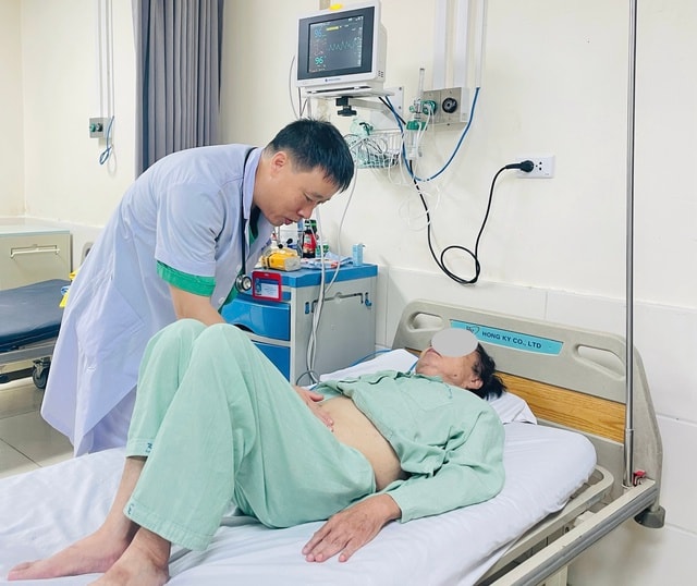 Cứu sống bệnh nhân vỡ động mạch chủ bụng bằng Stent graft- Ảnh 2. Cứu sống bệnh nhân vỡ động mạch chủ bụng bằng Stent graft- Ảnh 2.