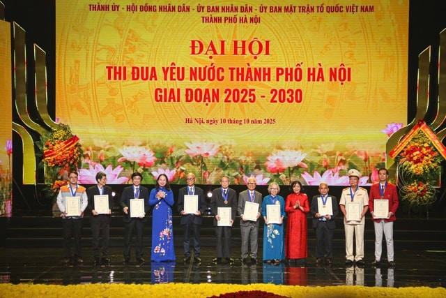 PGS.TS Nguyễn Kim Nữ Hiếu được vinh danh 'Công dân Thủ đô ưu tú' năm 2025- Ảnh 1. PGS.TS Nguyễn Kim Nữ Hiếu được vinh danh 'Công dân Thủ đô ưu tú' năm 2025- Ảnh 1.