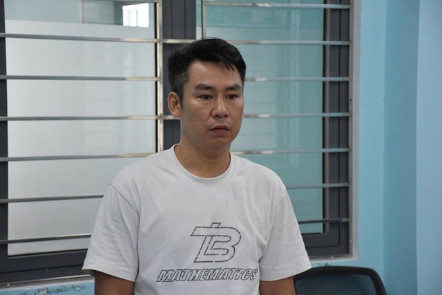 Khởi tố đối tượng mang dao, xăng đến nhà người khác dọa giết vì tranh chấp đất đai- Ảnh 1.