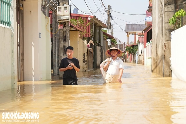 Cận cảnh hàng trăm hộ dân xã ven Hà Nội bị ngập sâu- Ảnh 8. Cận cảnh hàng trăm hộ dân xã ven Hà Nội bị ngập sâu- Ảnh 8.
