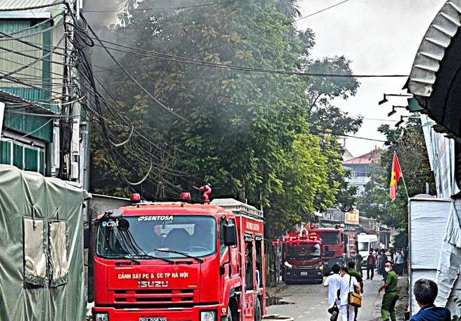 Kho dược tại Phú Nghĩa phát nổ gây cháy lớn, học sinh gần đó phải sơ tán khẩn cấp- Ảnh 2. Kho dược tại Phú Nghĩa phát nổ gây cháy lớn, học sinh gần đó phải sơ tán khẩn cấp- Ảnh 2.