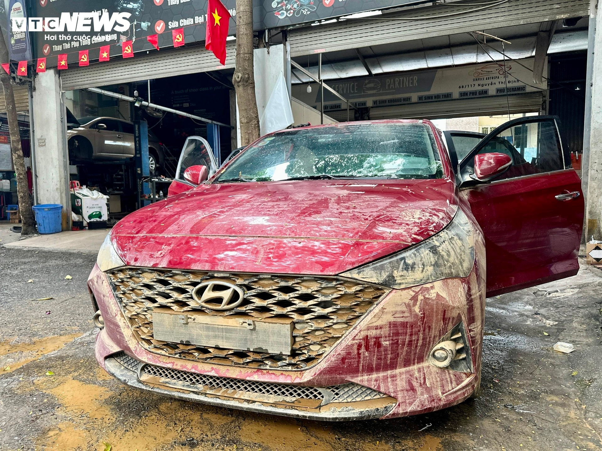 Chiếc xe trong tình trạng ngập tới nóc. (Ảnh: Mạnh Hùng)