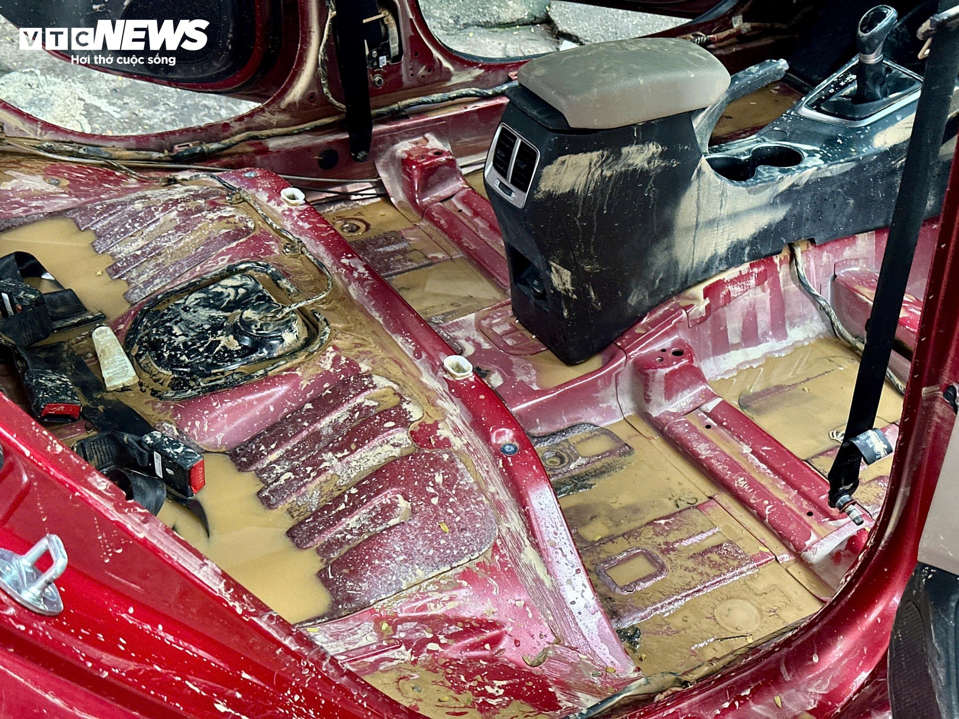 Phần sàn xe được tháo để kiểm tra. (Ảnh: Mạnh Hùng)