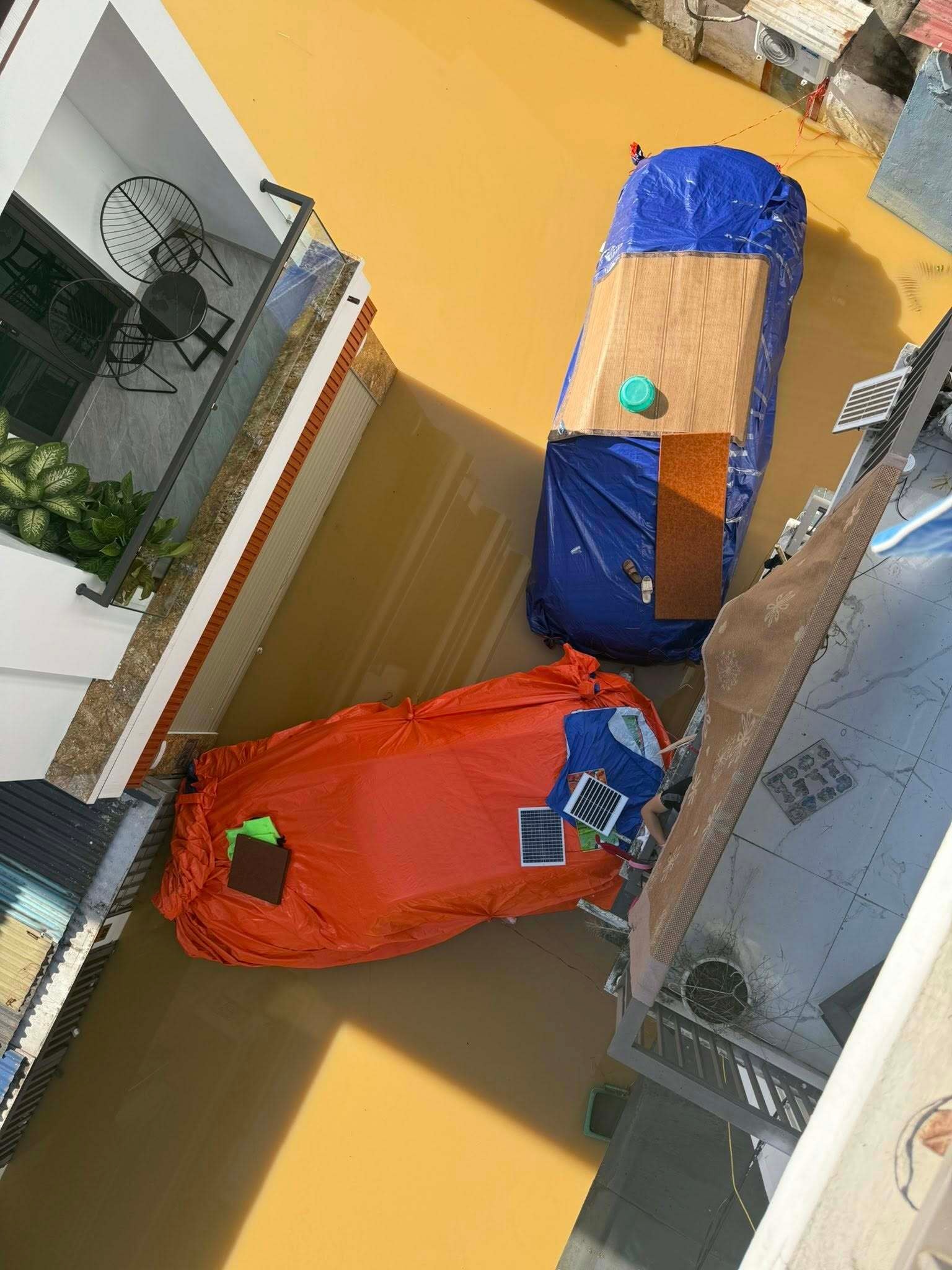 Xe trong quá trình bọc bạt. (Ảnh: FBNV)