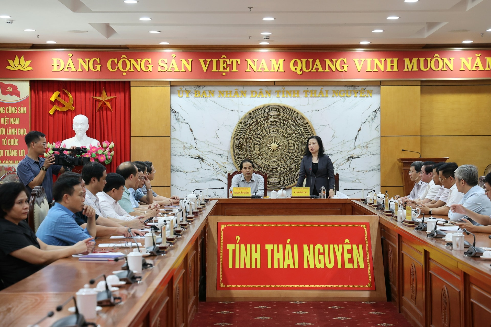 Bộ trưởng Đào Hồng Lan thăm, trao quà hỗ trợ ngành y tế Thái Nguyên khắc phục hậu quả mưa lũ- Ảnh 4. Bộ trưởng Đào Hồng Lan thăm, trao quà hỗ trợ ngành y tế Thái Nguyên khắc phục hậu quả mưa lũ- Ảnh 4.