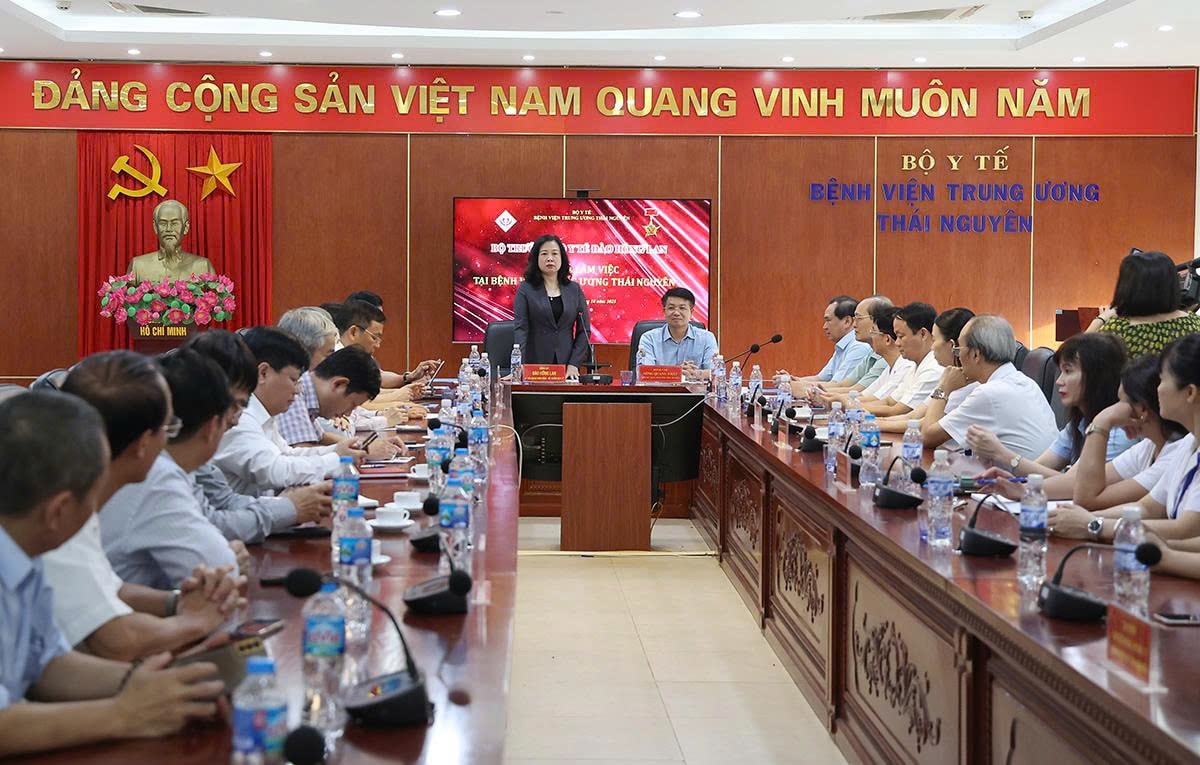 Bộ trưởng Đào Hồng Lan thăm, trao quà hỗ trợ ngành y tế Thái Nguyên khắc phục hậu quả mưa lũ- Ảnh 7. Bộ trưởng Đào Hồng Lan thăm, trao quà hỗ trợ ngành y tế Thái Nguyên khắc phục hậu quả mưa lũ- Ảnh 7.