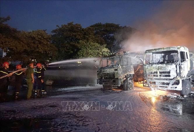 Đà Nẵng: Kịp thời khống chế đám cháy xe bồn gần trạm xăng- Ảnh 3. Đà Nẵng: Kịp thời khống chế đám cháy xe bồn gần trạm xăng- Ảnh 3.