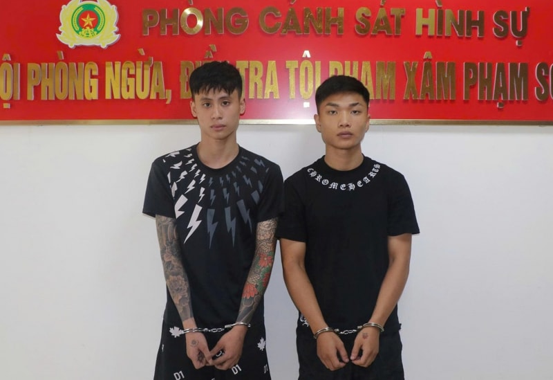 Hai nam thanh niên táo tợn gây ra hàng loạt vụ cướp tài sản trong đêm ở Hải Phòng- Ảnh 2. Hai nam thanh niên táo tợn gây ra hàng loạt vụ cướp tài sản trong đêm ở Hải Phòng- Ảnh 2.