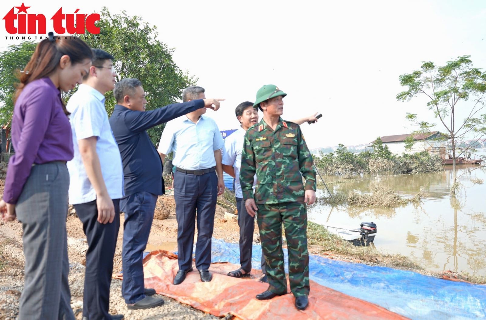 Chủ tịch UBND TP Hà Nội Trần Sỹ Thanh kiểm tra vùng ngập tại xã Trung Giã và Đa Phúc- Ảnh 3. Chủ tịch UBND TP Hà Nội Trần Sỹ Thanh kiểm tra vùng ngập tại xã Trung Giã và Đa Phúc- Ảnh 3.