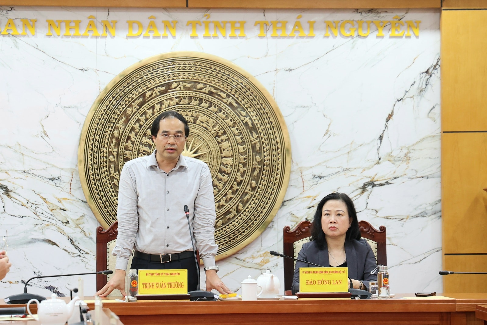 Bộ trưởng Đào Hồng Lan thăm, trao quà hỗ trợ ngành y tế Thái Nguyên khắc phục hậu quả mưa lũ- Ảnh 2. Bộ trưởng Đào Hồng Lan thăm, trao quà hỗ trợ ngành y tế Thái Nguyên khắc phục hậu quả mưa lũ- Ảnh 2.