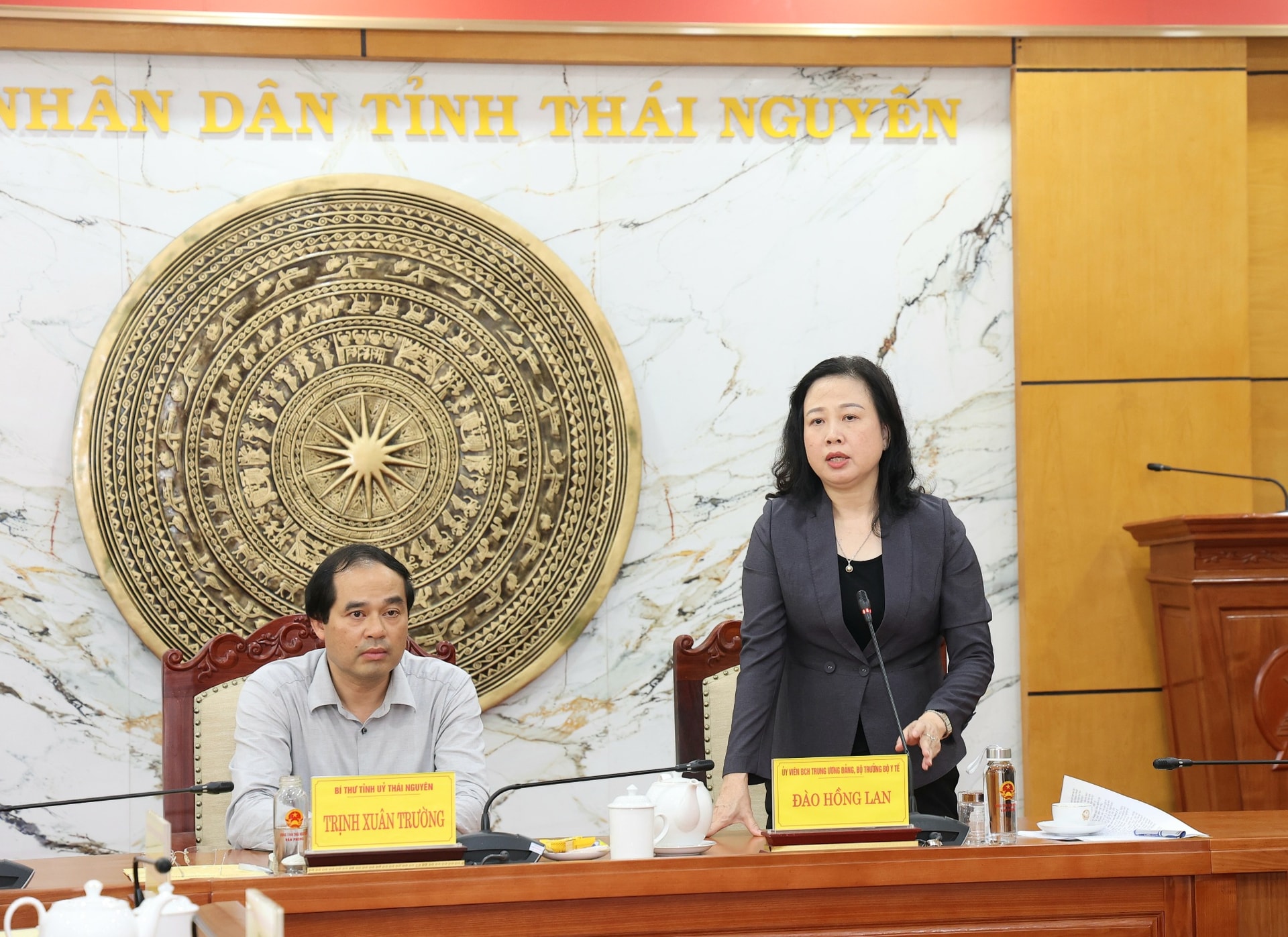 Bộ trưởng Đào Hồng Lan thăm, trao quà hỗ trợ ngành y tế Thái Nguyên khắc phục hậu quả mưa lũ- Ảnh 1. Bộ trưởng Đào Hồng Lan thăm, trao quà hỗ trợ ngành y tế Thái Nguyên khắc phục hậu quả mưa lũ- Ảnh 1.