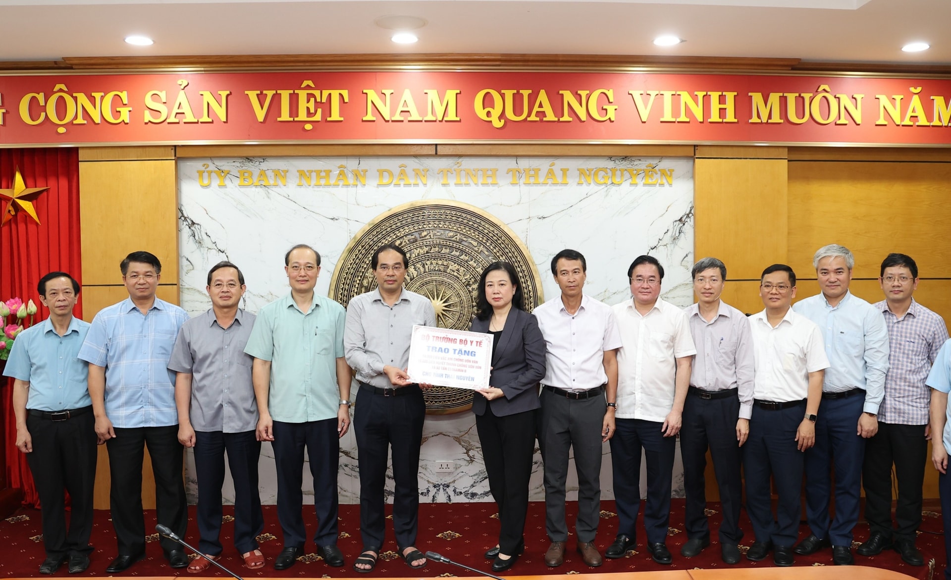 Bộ trưởng Đào Hồng Lan thăm, trao quà hỗ trợ ngành y tế Thái Nguyên khắc phục hậu quả mưa lũ- Ảnh 5. Bộ trưởng Đào Hồng Lan thăm, trao quà hỗ trợ ngành y tế Thái Nguyên khắc phục hậu quả mưa lũ- Ảnh 5.