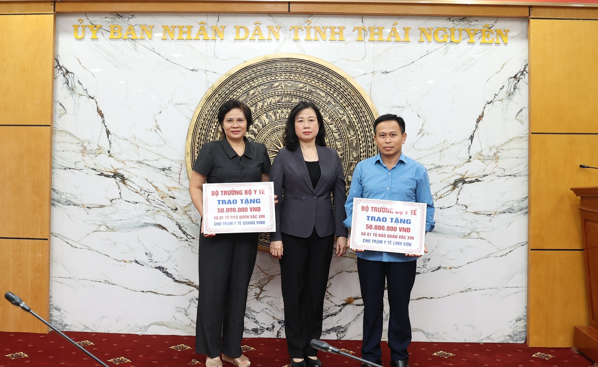 Bộ trưởng Đào Hồng Lan thăm, trao quà hỗ trợ ngành y tế Thái Nguyên khắc phục hậu quả mưa lũ- Ảnh 6. Bộ trưởng Đào Hồng Lan thăm, trao quà hỗ trợ ngành y tế Thái Nguyên khắc phục hậu quả mưa lũ- Ảnh 6.