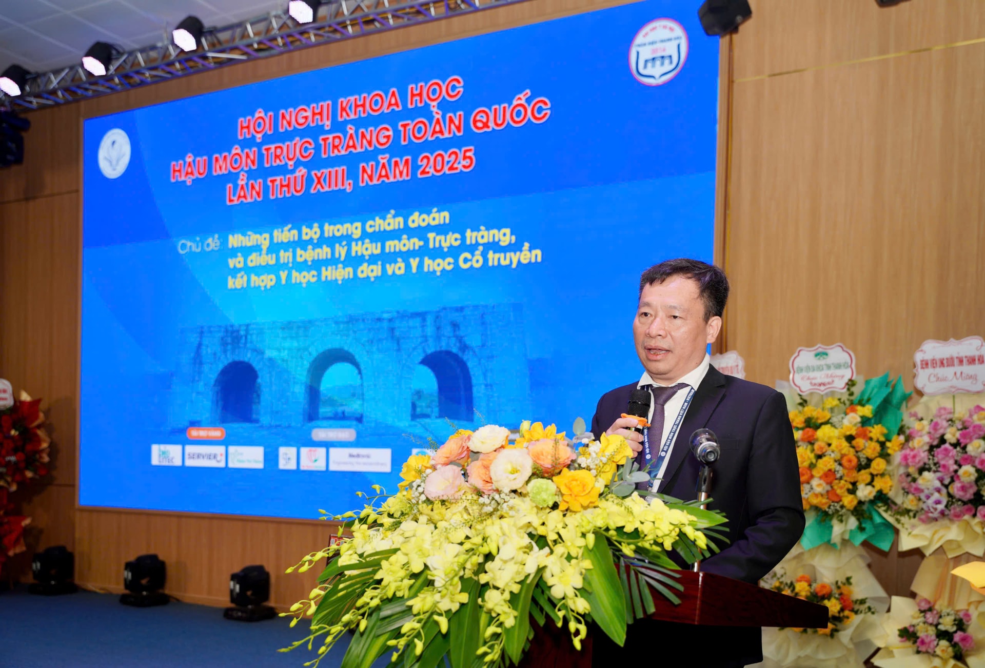 Thúc đẩy kết hợp y học cổ truyền và y học hiện đại trong điều trị bệnh trực tràng- Ảnh 1. Thúc đẩy kết hợp y học cổ truyền và y học hiện đại trong điều trị bệnh trực tràng- Ảnh 1.