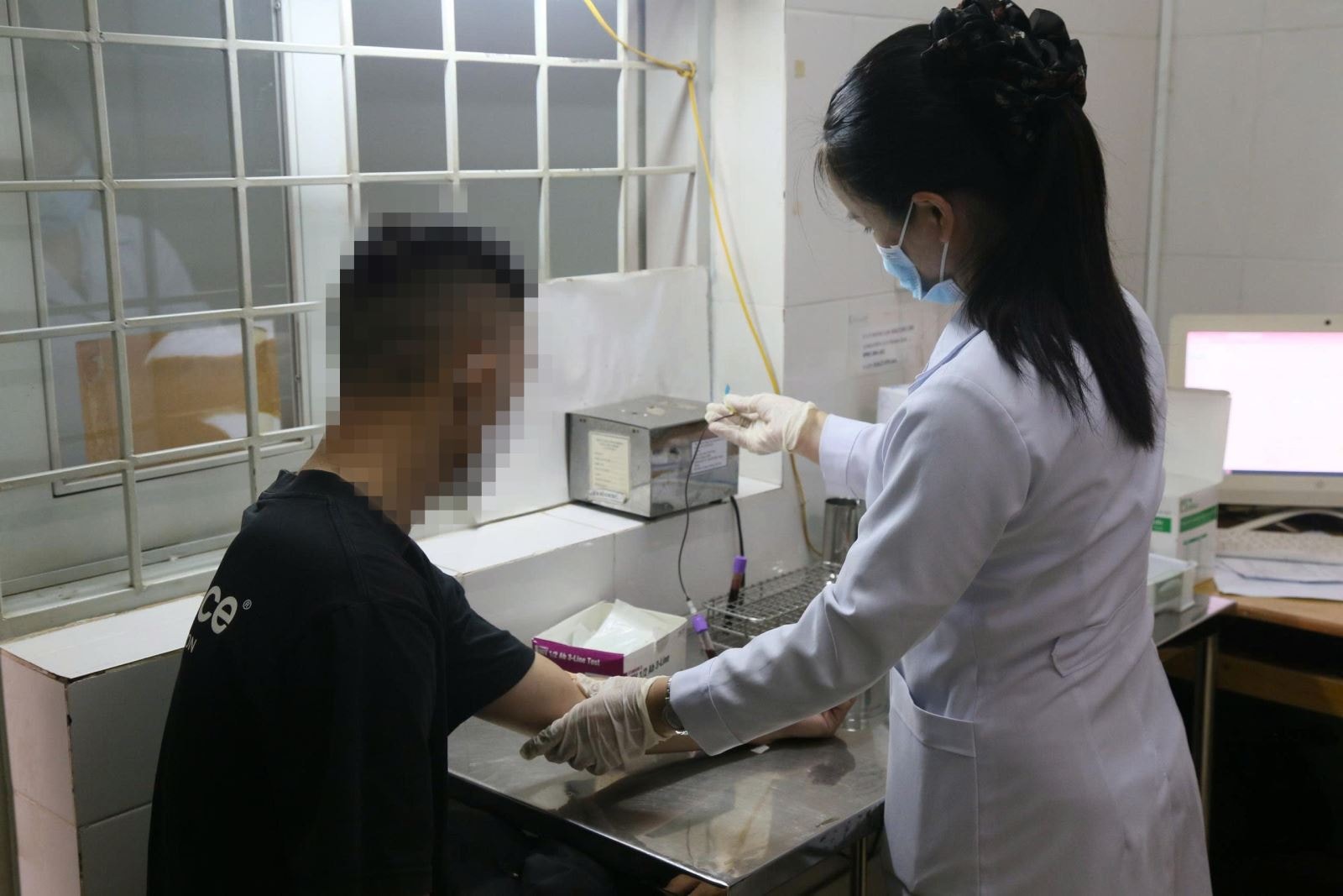 35 năm Việt Nam ứng phó với HIV/AIDS: Vượt thách thức hoàn thành mục tiêu chấm dứt dịch bệnh AIDS vào năm 2030- Ảnh 3. 35 năm Việt Nam ứng phó với HIV/AIDS: Vượt thách thức hoàn thành mục tiêu chấm dứt dịch bệnh AIDS vào năm 2030- Ảnh 3.