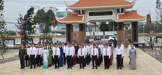 Lãnh đạo Thành ủy TPHCM và đại biểu dự Đại hội Đảng bộ Thành phố lần thứ I về nguồn và tri ân liệt sĩ- Ảnh 1. Lãnh đạo Thành ủy TPHCM và đại biểu dự Đại hội Đảng bộ Thành phố lần thứ I về nguồn và tri ân liệt sĩ- Ảnh 1.