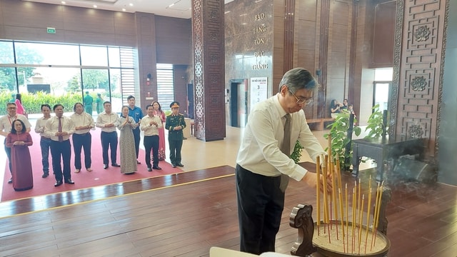 Lãnh đạo Thành ủy TPHCM và đại biểu dự Đại hội Đảng bộ Thành phố lần thứ I về nguồn và tri ân liệt sĩ- Ảnh 2. Lãnh đạo Thành ủy TPHCM và đại biểu dự Đại hội Đảng bộ Thành phố lần thứ I về nguồn và tri ân liệt sĩ- Ảnh 2.
