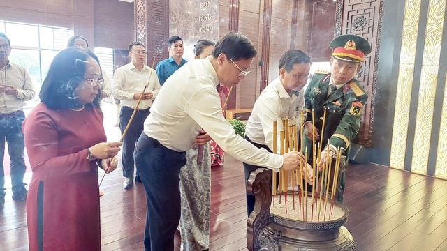 Lãnh đạo Thành ủy TPHCM và đại biểu dự Đại hội Đảng bộ Thành phố lần thứ I về nguồn và tri ân liệt sĩ- Ảnh 4. Lãnh đạo Thành ủy TPHCM và đại biểu dự Đại hội Đảng bộ Thành phố lần thứ I về nguồn và tri ân liệt sĩ- Ảnh 4.