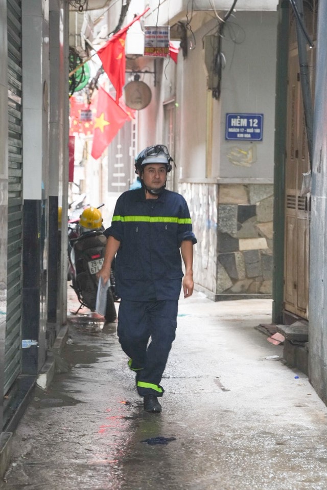 Nhân chứng vụ cháy khiến 5 người trong 1 gia đình tử vong: Dùng mấy chục bình cứu hỏa nhưng không dập được vì cháy quá to- Ảnh 3. Nhân chứng vụ cháy khiến 5 người trong 1 gia đình tử vong: Dùng mấy chục bình cứu hỏa nhưng không dập được vì cháy quá to- Ảnh 3.