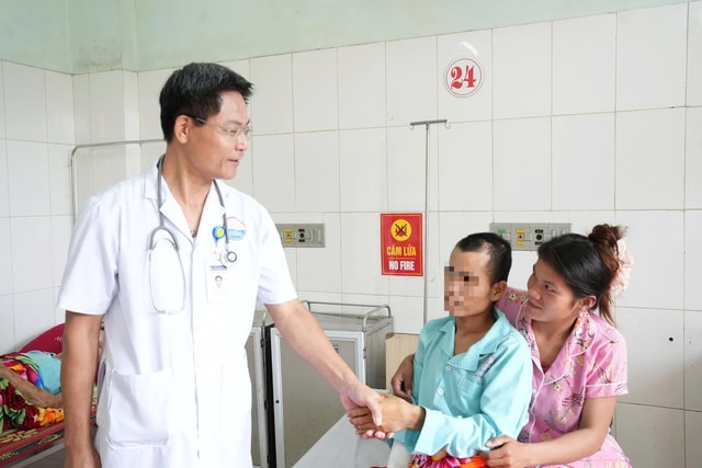 Hồi phục kỳ diệu sau 5 ca phẫu thuật, nạn nhân vụ xe tải lao vào chợ xuất viện- Ảnh 1. Hồi phục kỳ diệu sau 5 ca phẫu thuật, nạn nhân vụ xe tải lao vào chợ xuất viện- Ảnh 1.